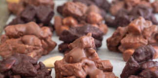 Βραχάκια με μπισκότα και ξηρούς καρπούς