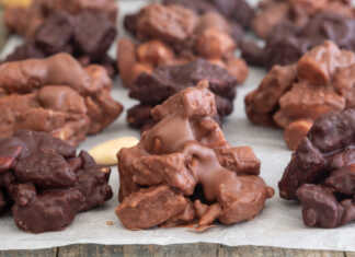 Σπιτικά σοκολατένια βραχάκια με κομμάτια μπισκότου και ολόκληρα αμύγδαλα τοποθετημένα πάνω σε λαδόκολλα