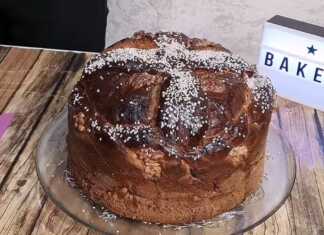 Αφράτο παραδοσιακό Χριστόψωμο με σταυρό από ζύμη, διακοσμημένο με καρύδια, αμύγδαλα και σουσάμι, έτοιμο για το γιορτινό τραπέζι.