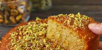 Υγρό Ραβανί Χωρίς Αυγά με γλάσο λεμονιού και ψιλοκομμένο φιστίκι Αιγίνης.