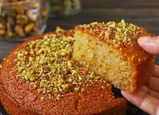 Υγρό Ραβανί Χωρίς Αυγά με γλάσο λεμονιού και ψιλοκομμένο φιστίκι Αιγίνης.