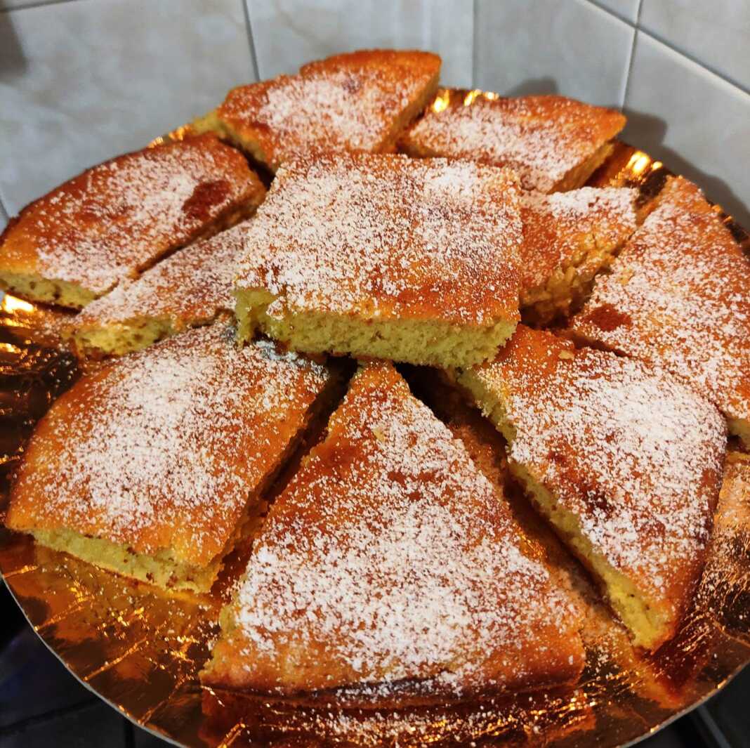 Φρεσκοψημένη μηλόπιτα