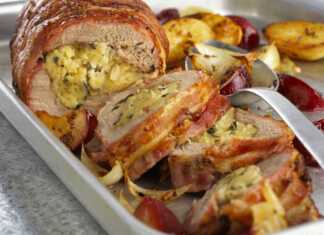 Κομμένο χοιρινό ρολό με εμφανή τη γέμιση πατάτας/σελινόριζας, περιχυμένο με σάλτσα δαμάσκηνων και κρεμμυδιών.