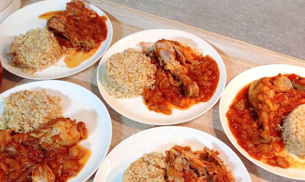 Κοτόπουλο κοκκινιστό με πλιγούρι