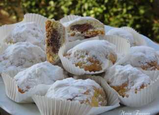 Παραδοσιακά μαμούλια Χίου πασπαλισμένα με ζάχαρη άχνη, σε πιατέλα, με σχήμα αχλαδιού.