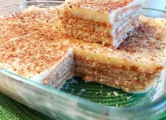 Μπισκοτογλυκό με στρώσεις μπισκότων και κρέμας ζαχαροπλαστικής, πασπαλισμένο με τριμμένη σοκολάτα.