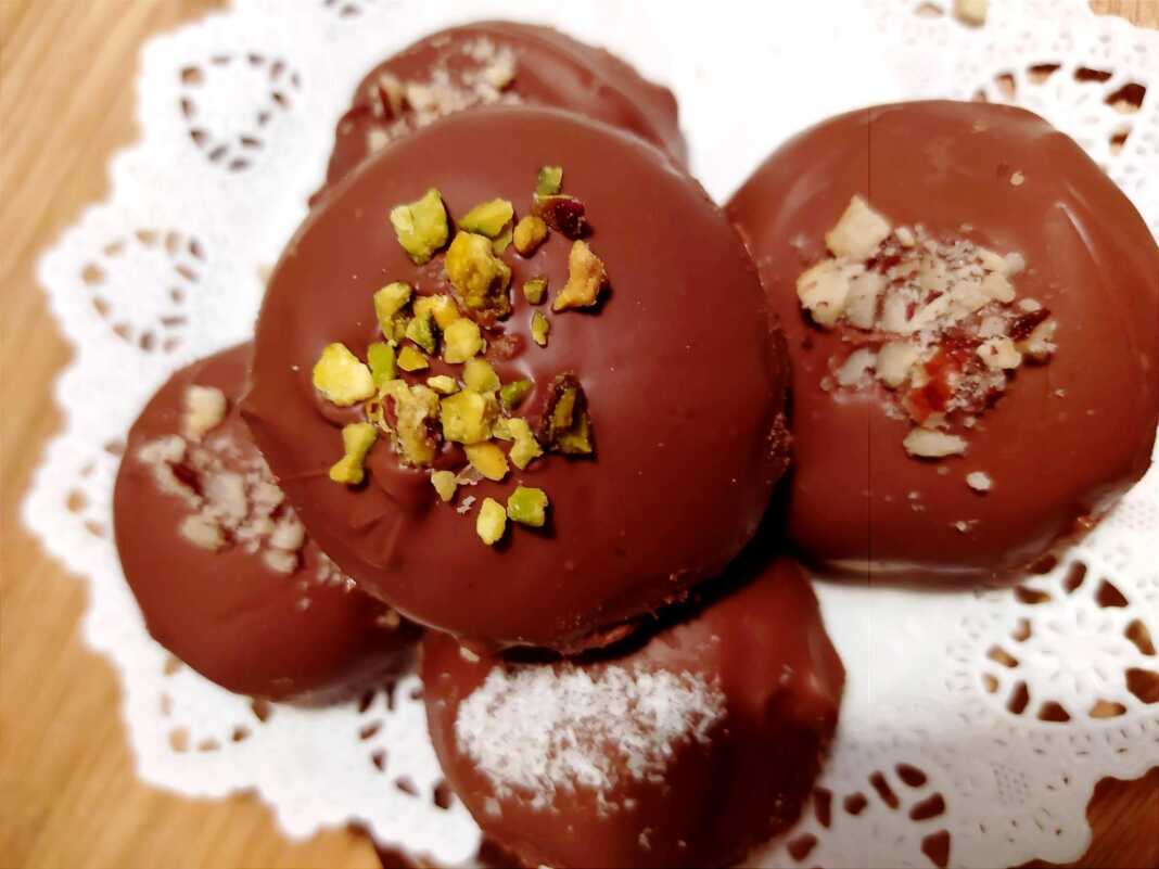 Μπισκότα σοκολάτας καλυμμένα με λευκή σοκολάτα και μαυρη σοκολάτα