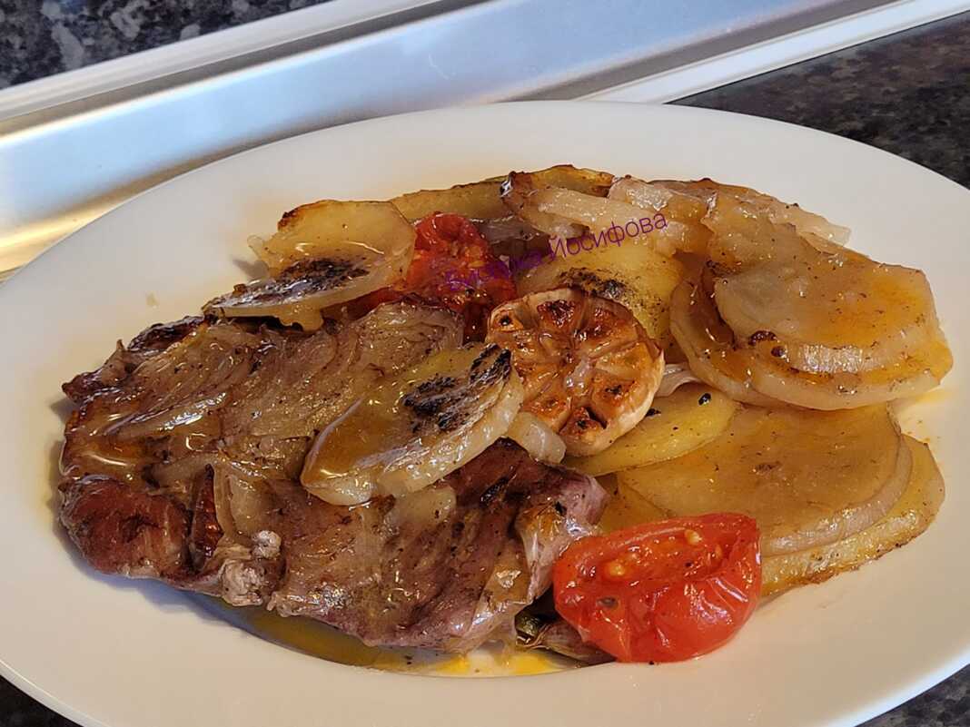 Ταψί με ζουμερές Χοιρινές Μπριζόλες Λαιμού Φούρνου, πατάτες, κρεμμύδια και ντοματίνια.