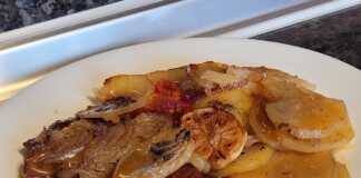 Ταψί με ζουμερές Χοιρινές Μπριζόλες Λαιμού Φούρνου, πατάτες, κρεμμύδια και ντοματίνια.