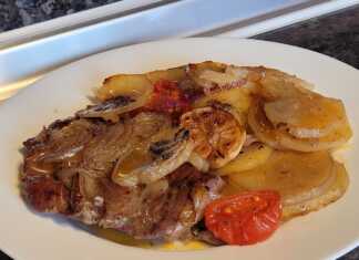 Ταψί με ζουμερές Χοιρινές Μπριζόλες Λαιμού Φούρνου, πατάτες, κρεμμύδια και ντοματίνια.