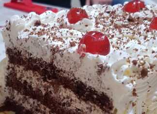 Εντυπωσιακή λευκή πάστα με στρώσεις σοκολατένιου παντεσπανιού κρέμα μασκαρπόνε και στολισμό από ζαχαρωμένα κεράσια