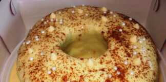 Πουτίγκα Καρδίτσας, με στρώσεις καρυδόπιτας, κρέμας και ιταλικής μαρέγκας (Κεγέ) πασπαλισμένη με καρύδι και κανέλα.