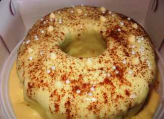 Πουτίγκα Καρδίτσας, με στρώσεις καρυδόπιτας, κρέμας και ιταλικής μαρέγκας (Κεγέ) πασπαλισμένη με καρύδι και κανέλα.