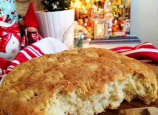 Στρογγυλό ζυμωτό ψωμί με χρυσαφένια κρούστα σε ταψί, φτιαγμένο χωρίς μαγιά.