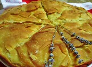 Χαραγμένη αετόπιτα με χρυσάφι τραγανά φύλλα, μόλις βγαλμένη από τον φούρνο