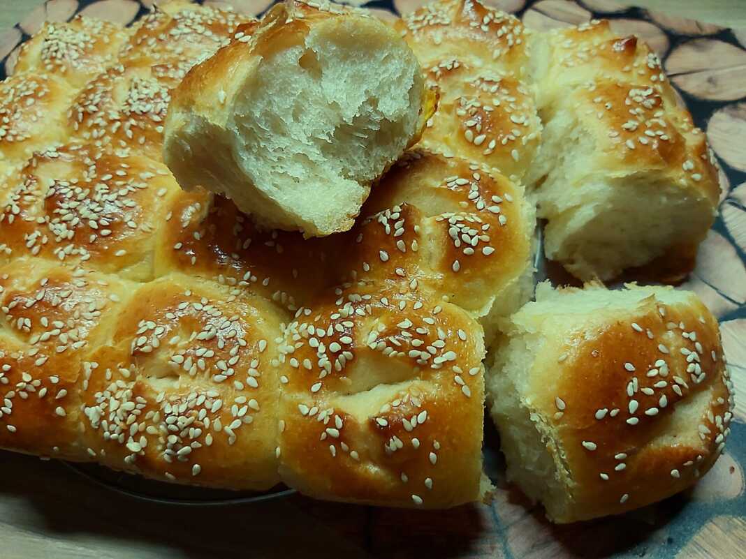 afrataPsomakia_edr Κοντινή λήψη σε ένα κομμένο αφράτο ψωμάκι, δείχνοντας την εσωτερική του υφή.