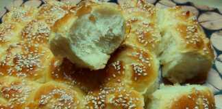 Κοντινή λήψη σε ένα κομμένο αφράτο ψωμάκι, δείχνοντας την εσωτερική του υφή.