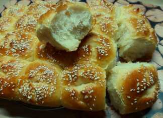 Κοντινή λήψη σε ένα κομμένο αφράτο ψωμάκι, δείχνοντας την εσωτερική του υφή.