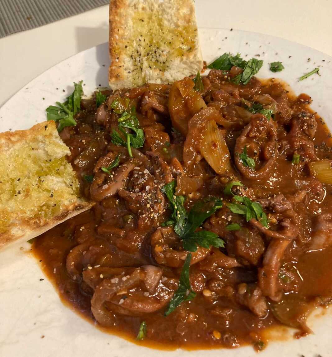 Καλαμαρι στιφάδο με ντομάτα κάπαρη και τσίλι