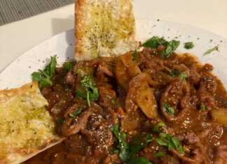 Καλαμαρι στιφάδο με ντομάτα κάπαρη και τσίλι