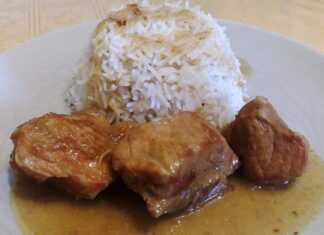 Ένα πιάτο με χοιρινό κομμένο σε μερίδες, περιχυμένο με λαδολέμονο και ρίγανη, δίπλα σε λευκό ρύζι μπασμάτι.