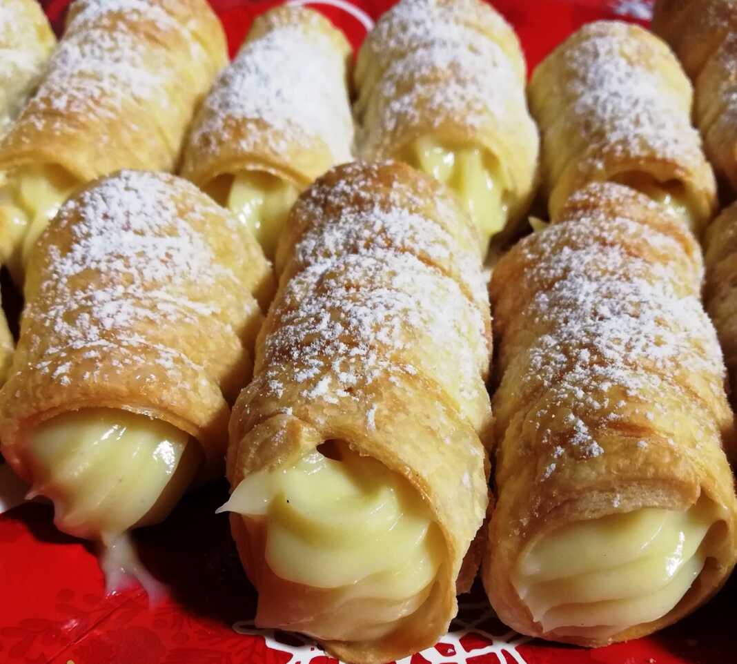 Σπιτικά κανόλι με κρέμα και σφολιάτα, έτοιμα για σερβίρισμα.