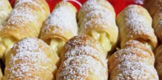 Σπιτικά κανόλι με κρέμα και σφολιάτα, έτοιμα για σερβίρισμα.