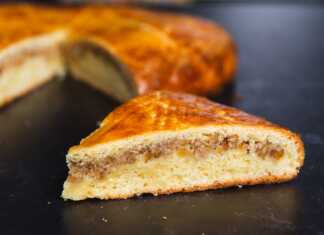 Κέικ γιαουρτιού με γέμιση καρύδι