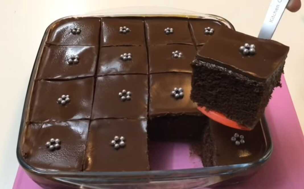 keikSokolataKaramela Ένα πυρεξ πλούσιου γλυκού σοκολάτας με στρώση καραμέλας και επικάλυψη γκανάζ σοκολάτας,