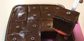 Ένα πυρεξ πλούσιου γλυκού σοκολάτας με στρώση καραμέλας και επικάλυψη γκανάζ σοκολάτας,