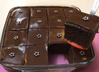 Ένα πυρεξ πλούσιου γλυκού σοκολάτας με στρώση καραμέλας και επικάλυψη γκανάζ σοκολάτας,