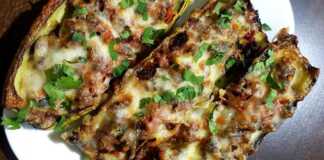 Βάρκες κολοκυθάκια με κιμά και κίτρινο τυρί στη φριτέζα!