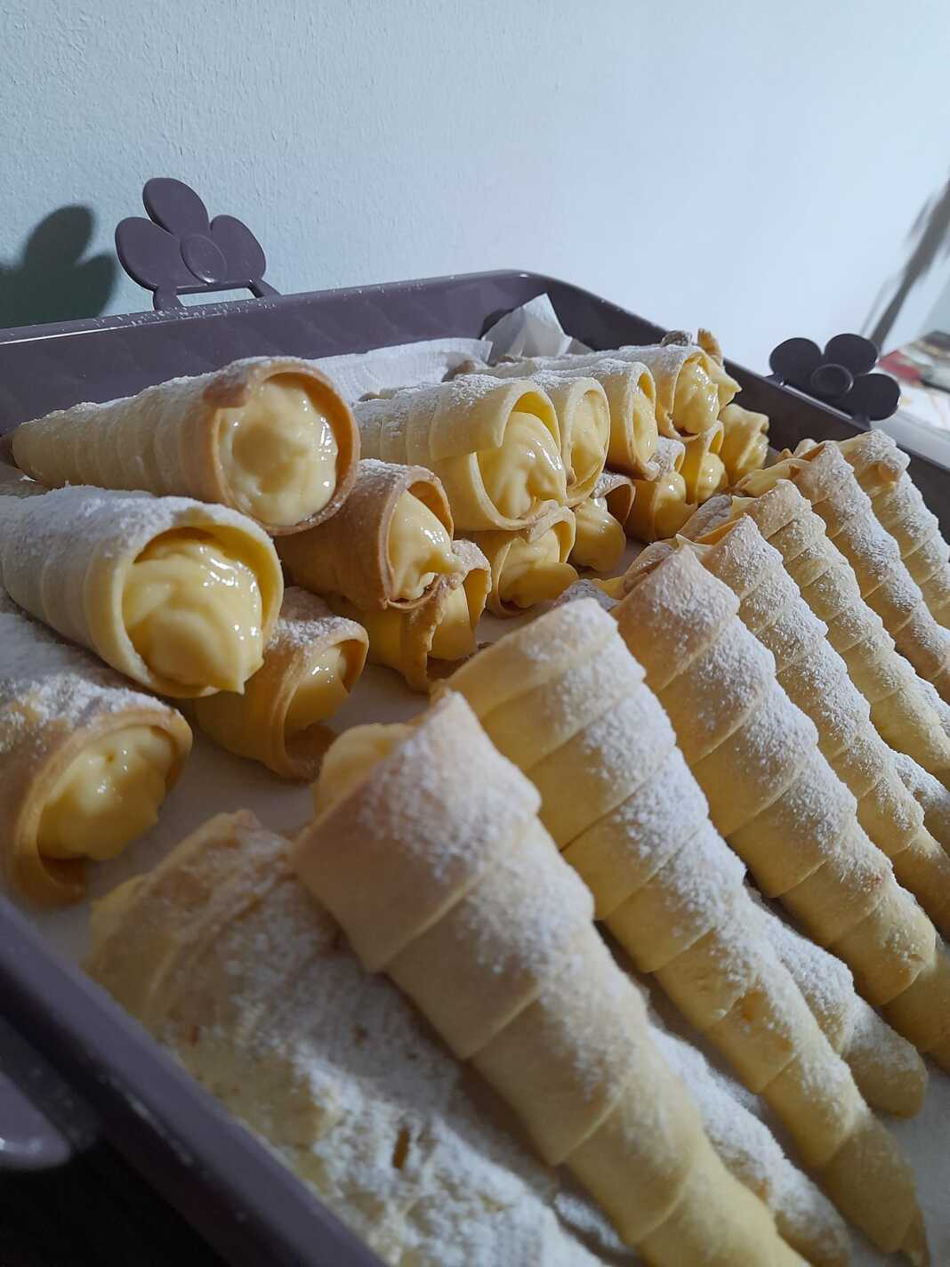 kornedakiaKrema0 Κορνεδάκια με κρέμα Patisiere