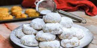 Λιώνουν πραγματικά στο στόμα, είναι τραγανοί από τα αμύγδαλα και με εκπληκτικό άρωμα από το ροδόνερο. Παραδοσικακοί Κουραμπιέδες