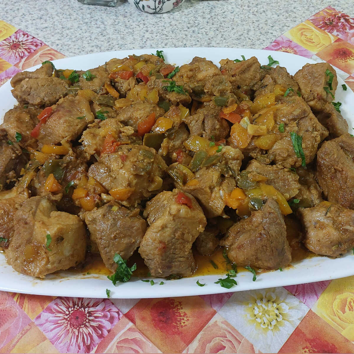 Κρασάτη Χοιρινή τηγανιά με βουτυρένιες πατάτες