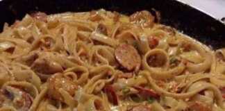 Γαριδομακαρανάδα με κοτόπουλο και λουκάνικα