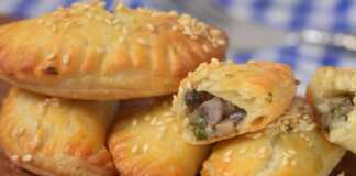 Ζεστά, χρυσαφένια μανιταροπιτάκια με λαχταριστή γέμιση μανιταριών και τραγανή ζύμη από τυρί κρέμα.