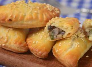 Ζεστά, χρυσαφένια μανιταροπιτάκια με λαχταριστή γέμιση μανιταριών και τραγανή ζύμη από τυρί κρέμα.