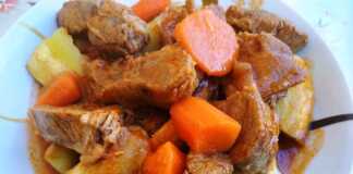 Μοσχαράκι κοκκινιστό με πατάτες φούρνου Μοσχαράκι κικκινιστό με πατάτες φούρνου