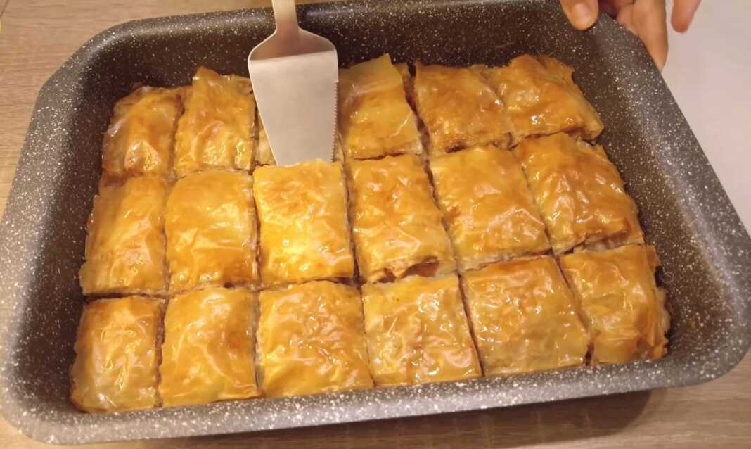 Μπακλαβάς με καρύδια, μήλα και σταφίδες.