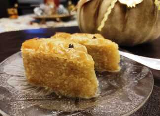 Χρυσαφένιος Μπακλαβάς Μυτιλήνης με γαρύφαλλα και τριμμένα αμύγδαλα, μόλις έχει σιροπιαστεί.