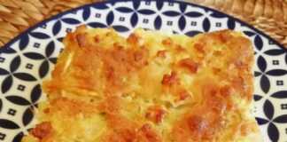 Κομμάτι από Μπατζίνα Καρδιτσιώτικη, που αναδεικνύει την αφράτη υφή της και τα κολοκυθάκια με τη φέτα