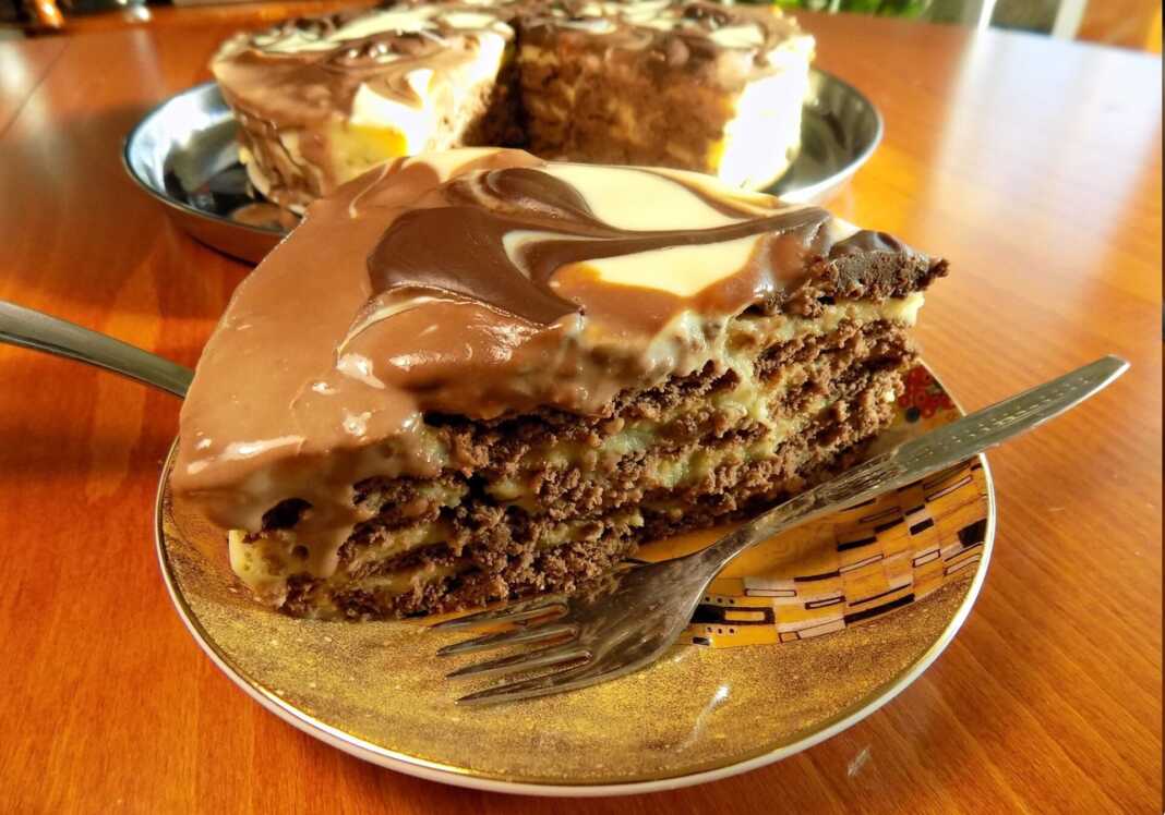 Μπισκοτογλυκό με 3 σοκολάτες