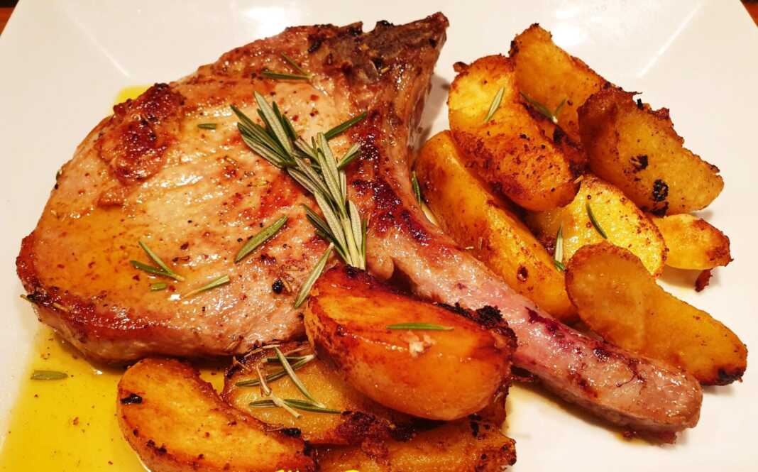 Μπριζόλα στο τηγάνι με πατάτες και δενδρολίβανο