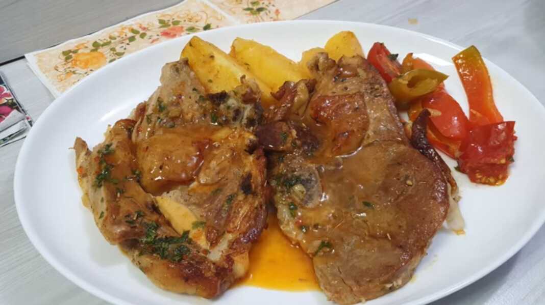 Μπριζόλες με πατάτες και λαχανικά στο φούρνο