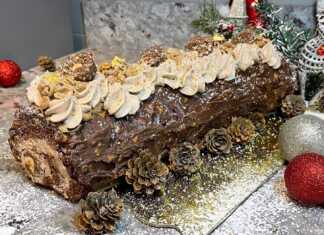 Εντυπωσιακός και εύκολος εορταστικός κορμός σοκολάτας (τύπου Bûche de Noël) με αφράτο παντεσπάνι κακάο, πλούσια κρέμα Garni-σοκολάτας, γλάσο σοκολάτας-ξηρών καρπών και διακόσμηση με σοκολατάκια Ferrero Rocher.