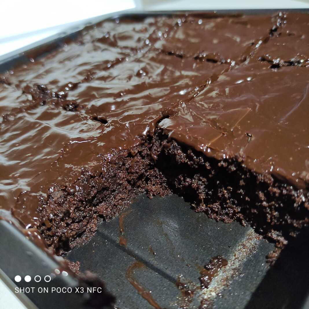 Μια ολόκληρη, λαχταριστή σοκολατόπιτα με πλούσιο γλάσο, έτοιμη για σερβίρισμα.