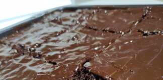 Μια ολόκληρη, λαχταριστή σοκολατόπιτα με πλούσιο γλάσο, έτοιμη για σερβίρισμα.