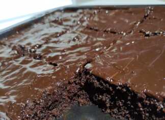 Μια ολόκληρη, λαχταριστή σοκολατόπιτα με πλούσιο γλάσο, έτοιμη για σερβίρισμα.