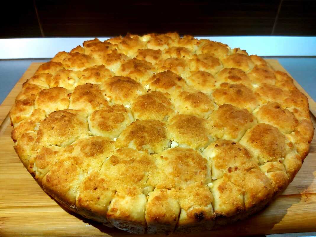 Ζεστό και αφράτο τυρόψωμο σε πιάτο, έτοιμο για σερβίρισμα